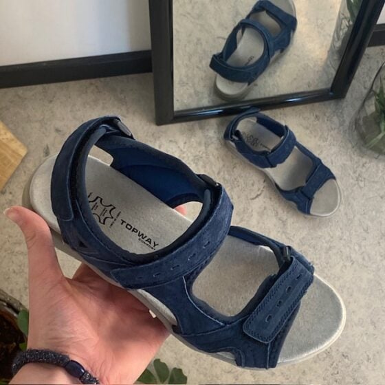 Mørkeblå sporty sandal med maksimal komfort – for deg som vil stå godt hele dagen