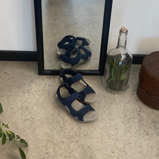 Mørkeblå sporty sandal med maksimal komfort – for deg som vil stå godt hele dagen