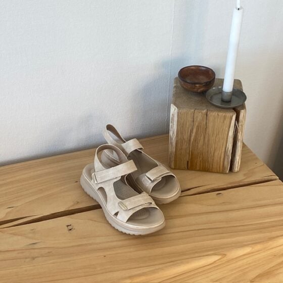 Elegant hverdagssandal i lys beige – for deg som verdsetter både komfort og stil