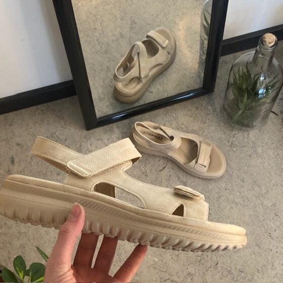 Elegant hverdagssandal i lys beige – for deg som verdsetter både komfort og stil