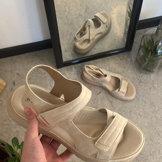 Elegant hverdagssandal i lys beige – for deg som verdsetter både komfort og stil