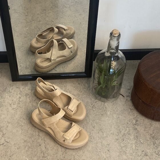 Elegant hverdagssandal i lys beige – for deg som verdsetter både komfort og stil