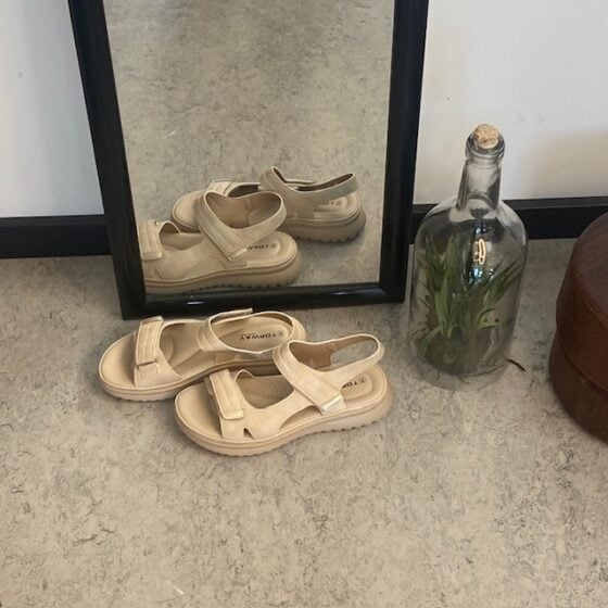 Elegant hverdagssandal i lys beige – for deg som verdsetter både komfort og stil