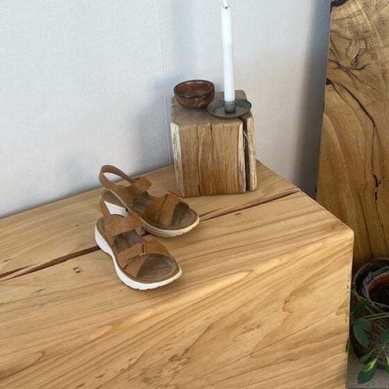 Komfortabel og lett sandal i vakker kamelfarge – perfekt for deg som er på beina hele dagen