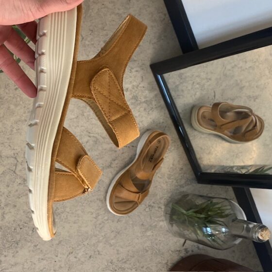 Komfortabel og lett sandal i vakker kamelfarge – perfekt for deg som er på beina hele dagen