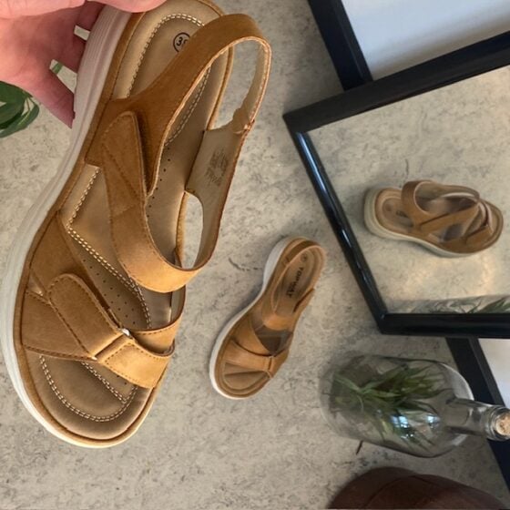 Komfortabel og lett sandal i vakker kamelfarge – perfekt for deg som er på beina hele dagen