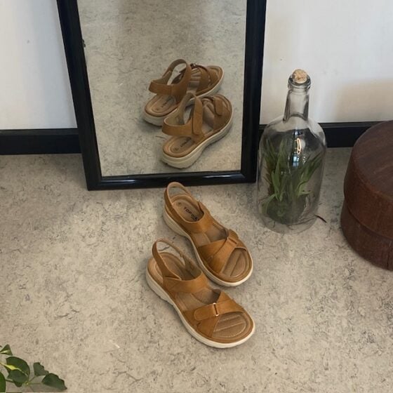 Komfortabel og lett sandal i vakker kamelfarge – perfekt for deg som er på beina hele dagen