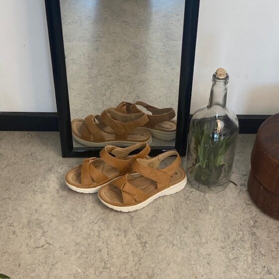 Komfortabel og lett sandal i vakker kamelfarge – perfekt for deg som er på beina hele dagen