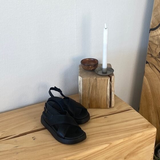 Elegant svart lærsandal med hælrem