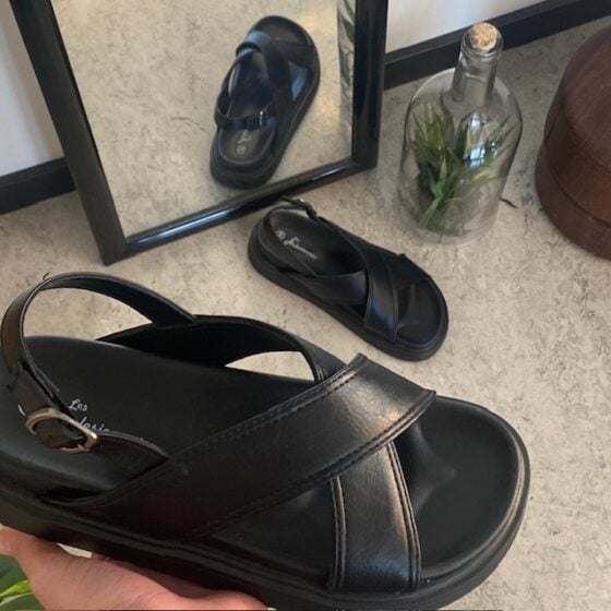 Elegant svart lærsandal med hælrem
