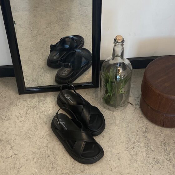 Elegant svart lærsandal med hælrem