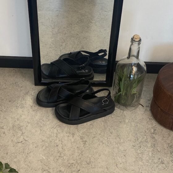 Elegant svart lærsandal med hælrem