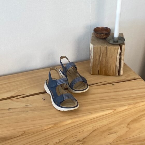 Marine komfortsandal med elastikk og borrelås – stilfull støtte hele dagen