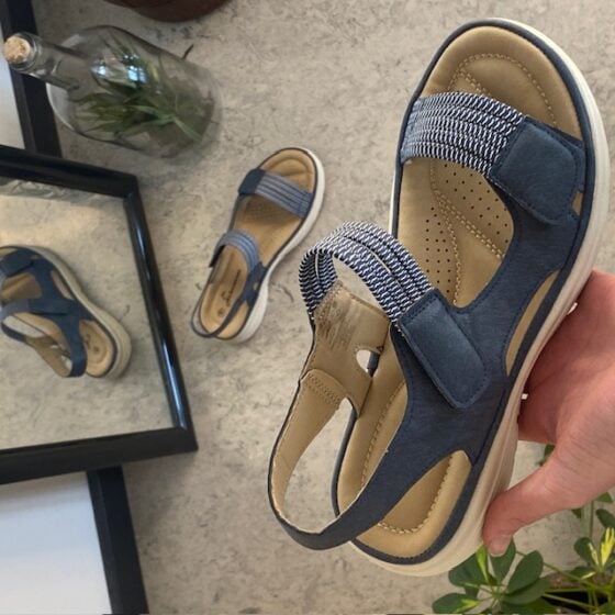 Marine komfortsandal med elastikk og borrelås – stilfull støtte hele dagen