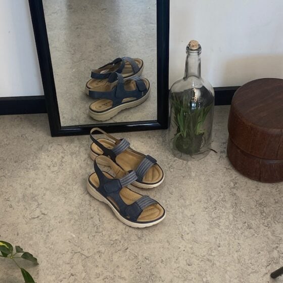 Marine komfortsandal med elastikk og borrelås – stilfull støtte hele dagen
