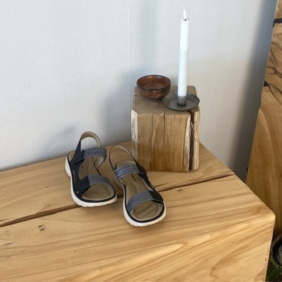 Svart komfortsandal med elastikk og borrelås – stilfull støtte hele dagen