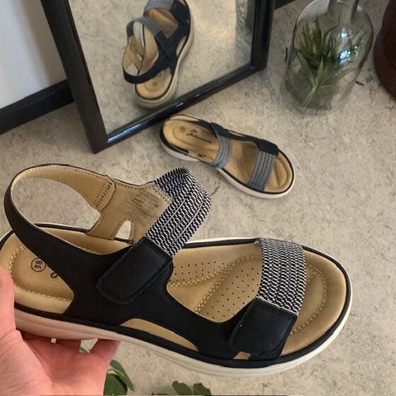 Svart komfortsandal med elastikk og borrelås – stilfull støtte hele dagen