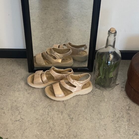 Komfortabel Gullsandaler med 3 borrelåsstropper