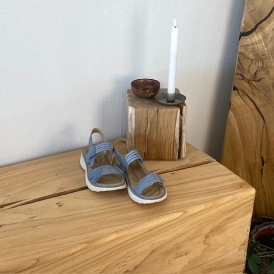 Blå komfortsandal med elastiske detaljer og borrelåslukking