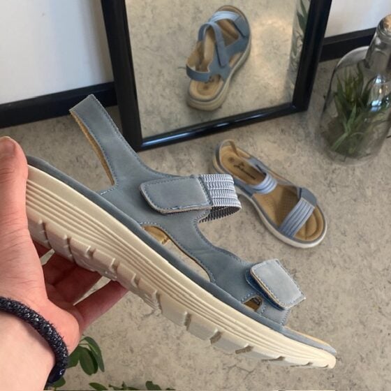 Blå komfortsandal med elastiske detaljer og borrelåslukking