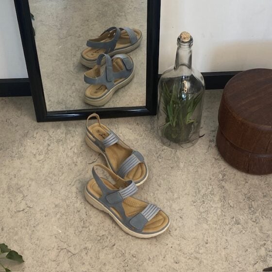 Blå komfortsandal med elastiske detaljer og borrelåslukking