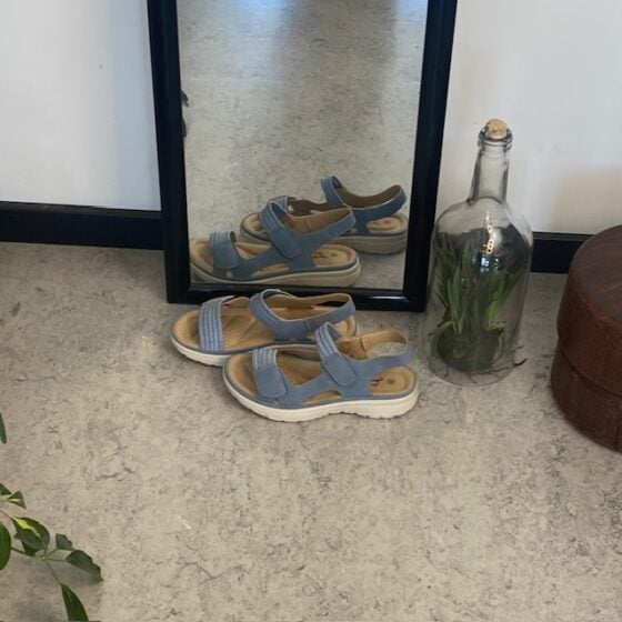 Blå komfortsandal med elastiske detaljer og borrelåslukking