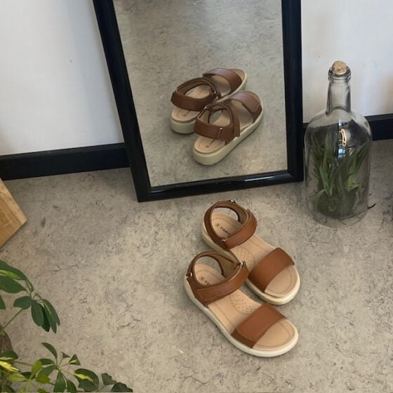 Elegant hverdagssandal i cognac – klassisk komfort med stilrent utseende