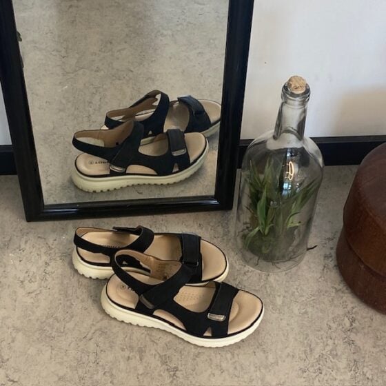 Klassisk svart sandal med ergonomisk komfort – for deg som går langt og står godt
