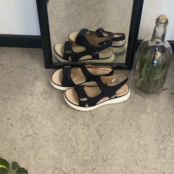 Klassisk svart sandal med ergonomisk komfort – for deg som går langt og står godt