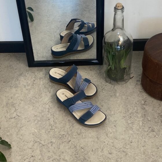 Komfort sandal med elastikk – i flott blå variant med fleksibilitet og stil
