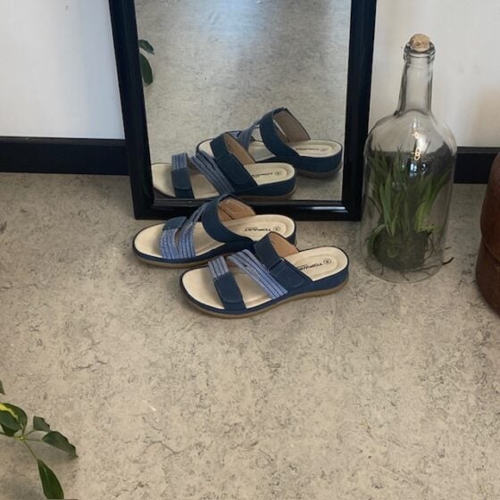 Komfort sandal med elastikk – i flott blå variant med fleksibilitet og stil