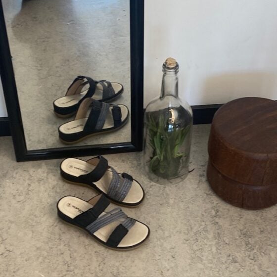 Komfortsandal med elastikkremmer – fleksibel komfort og moderne design