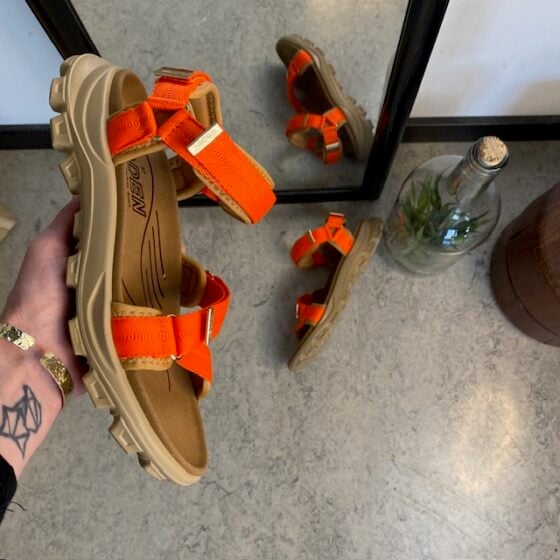 Oransje Woden sandal med god svangstøtte