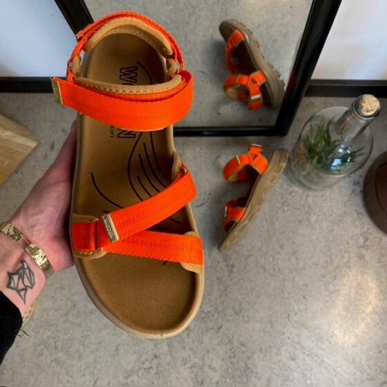 Oransje Woden sandal med god svangstøtte