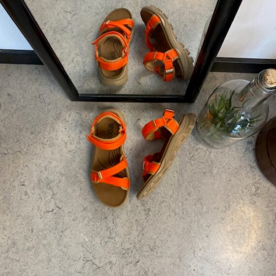 Oransje Woden sandal med god svangstøtte