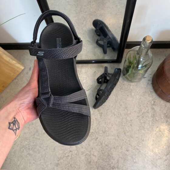 Sort Skechers GOwalk sandal, bred modell
