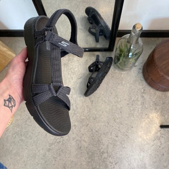 Sort Skechers GOwalk sandal, bred modell