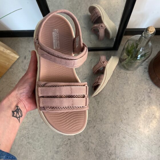 Rosa Skechers Max Cushioning Elite 2.0 Sandal med god fotbuestøtte