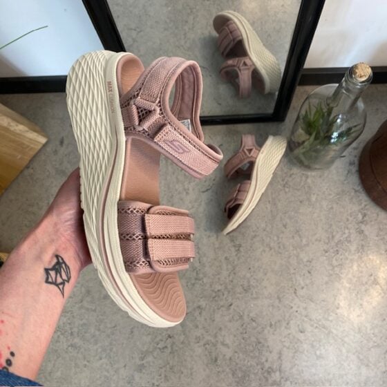 Rosa Skechers Max Cushioning Elite 2.0 Sandal med god fotbuestøtte