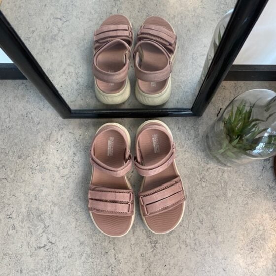 Rosa Skechers Max Cushioning Elite 2.0 Sandal med god fotbuestøtte