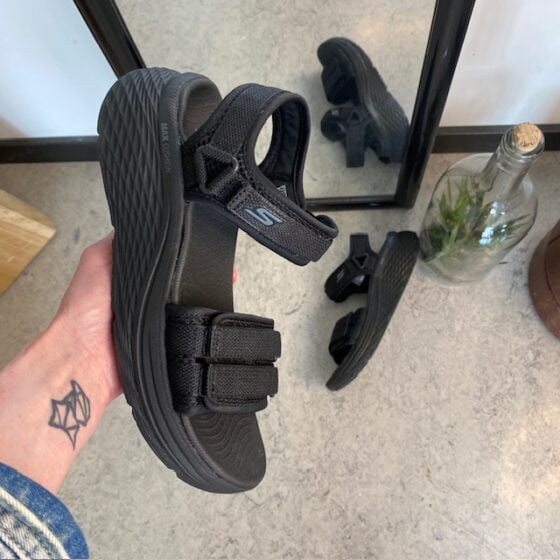 Svart Skechers Max Cushioning Elite 2.0 Sandal med god bue støtte