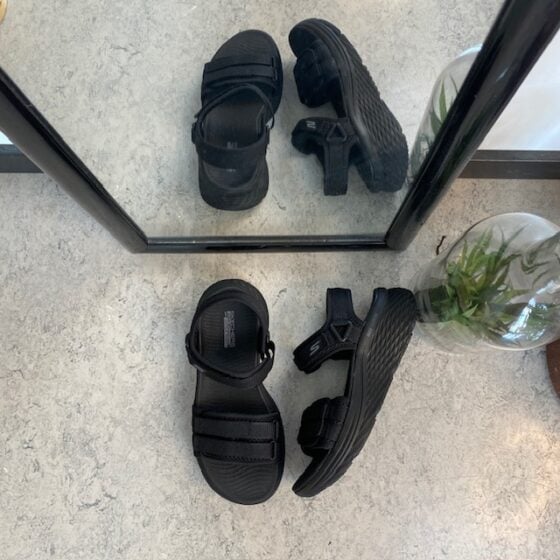 Svart Skechers Max Cushioning Elite 2.0 Sandal med god bue støtte