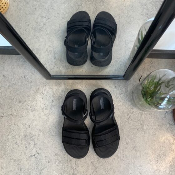 Svart Skechers Max Cushioning Elite 2.0 Sandal med god bue støtte