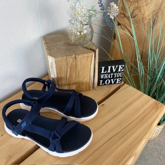 Marineblå Skechers GOwalk sandal, bred modell