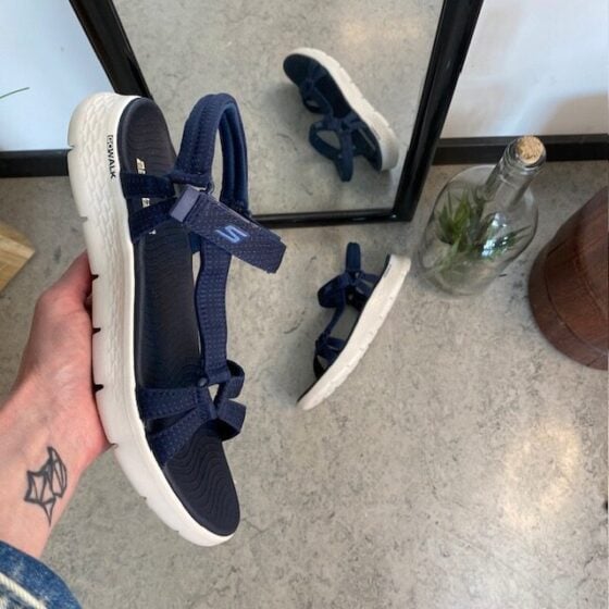 Marineblå Skechers GOwalk sandal, bred modell