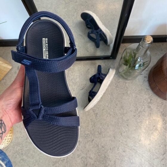 Marineblå Skechers GOwalk sandal, bred modell