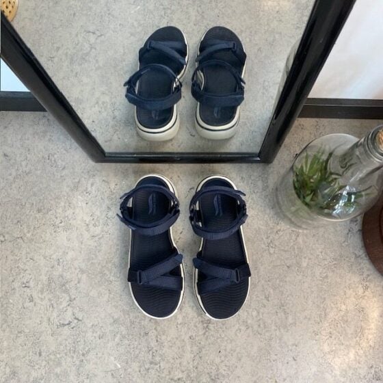 Marineblå Skechers GOwalk sandal, bred modell
