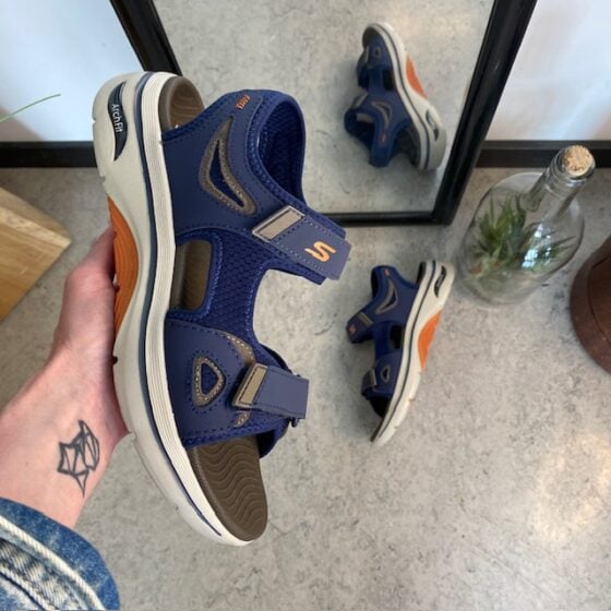 Marineblå Skechers herresandal med fotbuestøtte