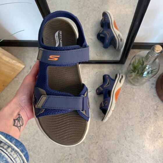 Marineblå Skechers herresandal med fotbuestøtte