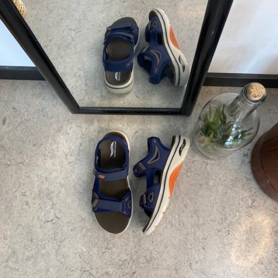 Marineblå Skechers herresandal med fotbuestøtte